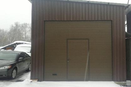 Секційні промислові ворота з хвірткою.