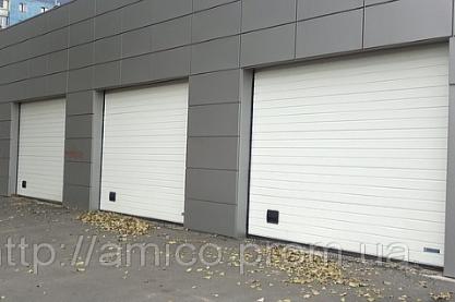 Ворота промислові секційні з антікоррозіціонним покриттям подовжують термін служби воріт. Будівля автомийки.