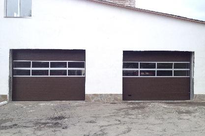 Секційні ворота з панорамними панелями.