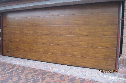 Гаражні секційні ворота полотно L-гофр золотий дуб.