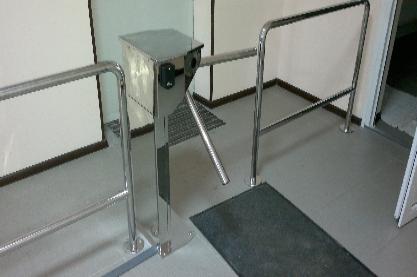 Турнікет-трипод сервопріводний Centurion, полуростовой ріжковий. Матеріал корпусу нержавіюча полірована сталь.