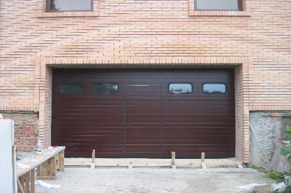 Ворота секційні Алютех Classic з додаванням панорамних вікон. Панель S-Гофр, колір вишня.