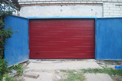 Секційні ворота Алютех в червоному кольорі, полотно S-гофр.