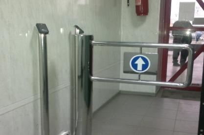 Турнікет-хвіртка Gate -T і стійки під зчитувач з полірованої нержавіючої сталі.