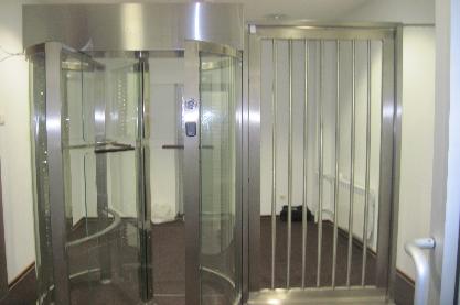 Турнікет роторний GlassGO повноростовий однопрохідної внутрішнього виконання сервопріводний з використанням скла триплекс для бічних огороджень і лопатей ротора.