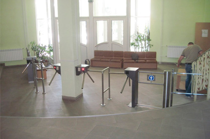 Організація контролю проходу учнів і відвідувачів у вестибюлі "Введенській Гімназії №107".