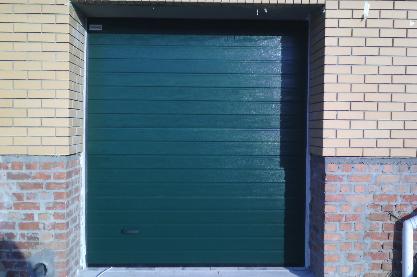 Секційні гаражні ворота Алютех S-гофр колір зелений.