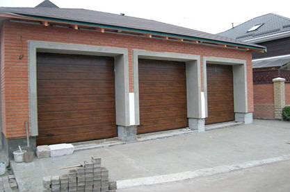 Установка секционных ворота ALUTECH с панелью М-гофр, "тёмный дуб".