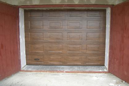 Секційні ворота Алютех, полотно фільонка, колір темний дуб.