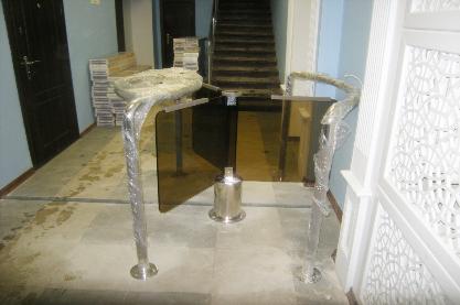 Роторний турнікет з лопостями з тонованого скла триплекс.