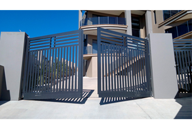 Розпашні ворота - сучасна та комфортна класика