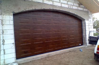 Ворота секційні автоматичні Алютех. Панель фільонка темний дуб.