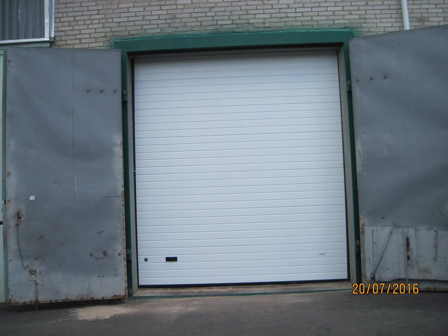 Утепление проемов в боксах воротами Алютех.