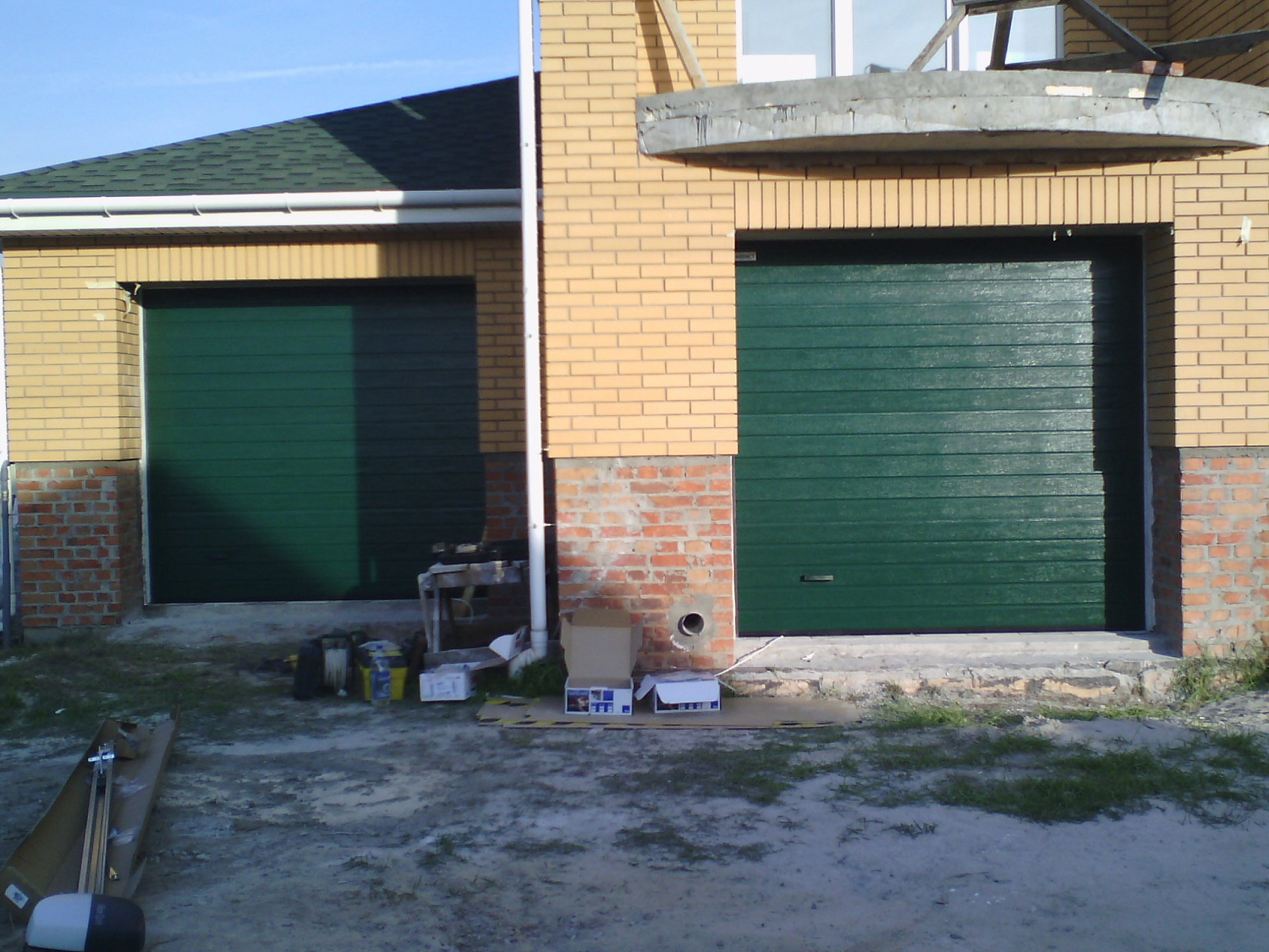 Секционные гаражные ворота Алютех S-гофр цвет зелёный.