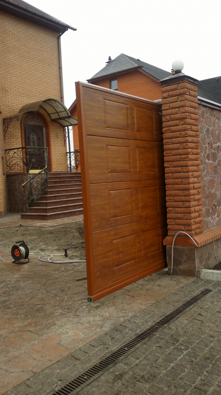Ворота відкатні автоматичні, плюс хвіртка, заповнення сендвіч панелі фільонка золотий дуб.