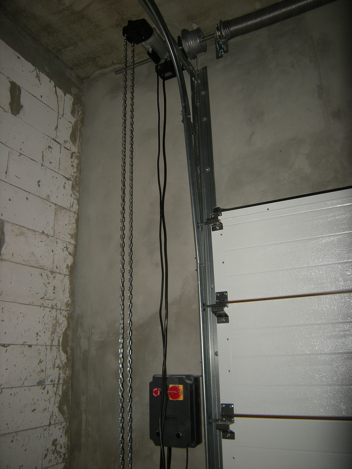 Секционные ворота, вариант высокий монтаж  с панелью S-гофр, цвет золотой дуб.