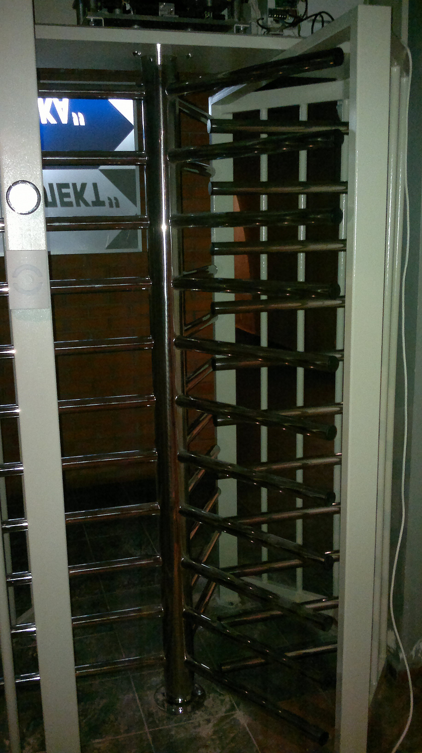 Турникет полноростовой однопроходной электромеханический с аварийной калиткой.Модель SESAME корпус стальной окрашенный, ротор н/ж полированный.