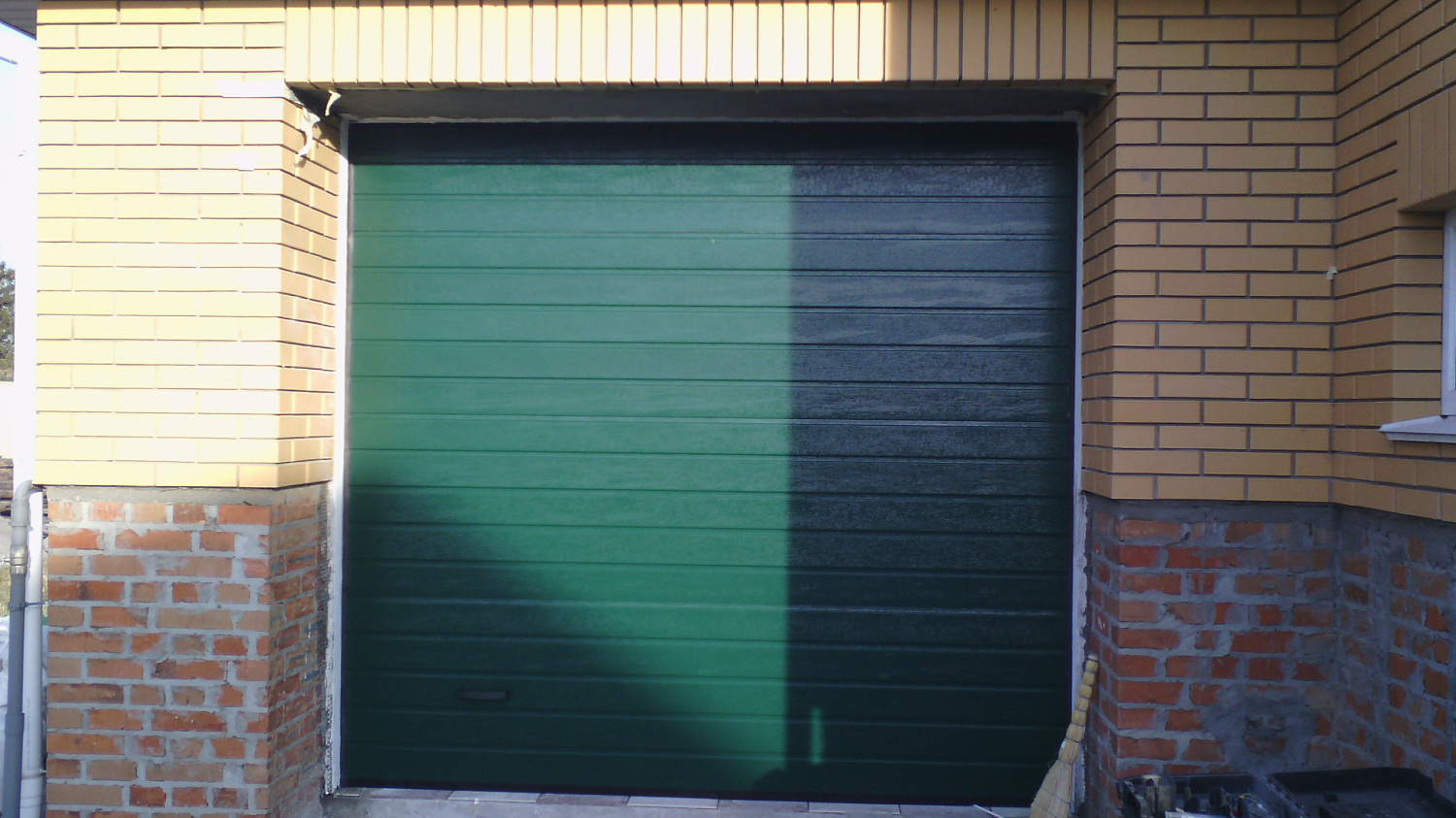 Секционные гаражные ворота Алютех S-гофр цвет зелёный.