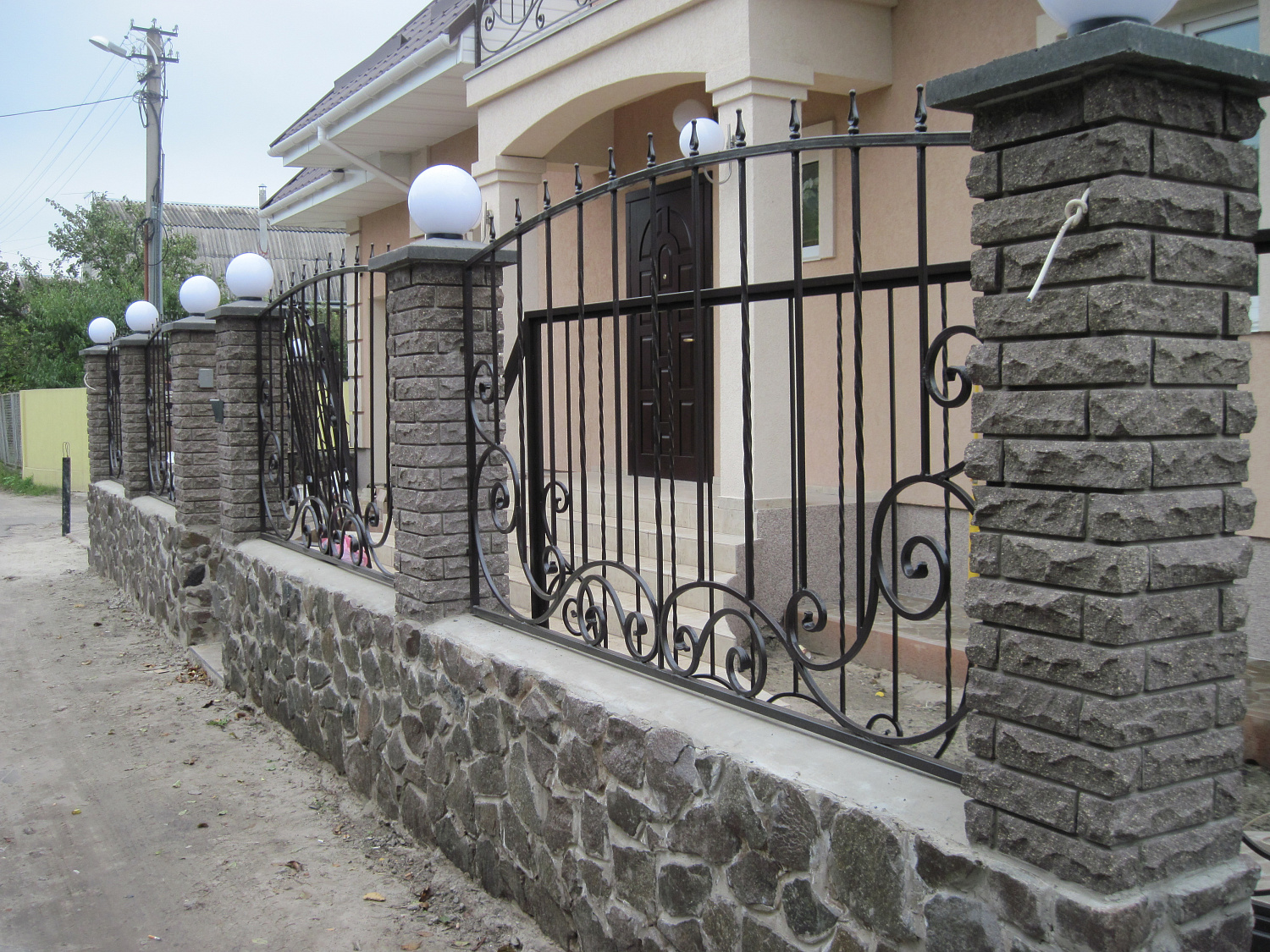 Ворота откатные автоматические и калитка с элементами ковки.