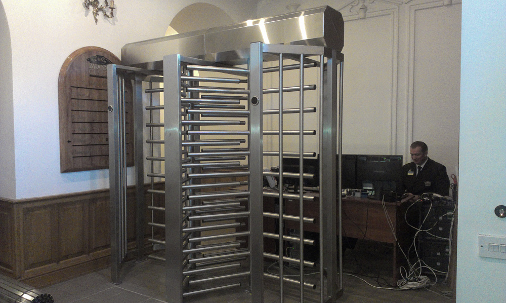 Полноростовой двухпроходной турникет Sesame Twin в исполнении шлифованной нержавеющей стали.