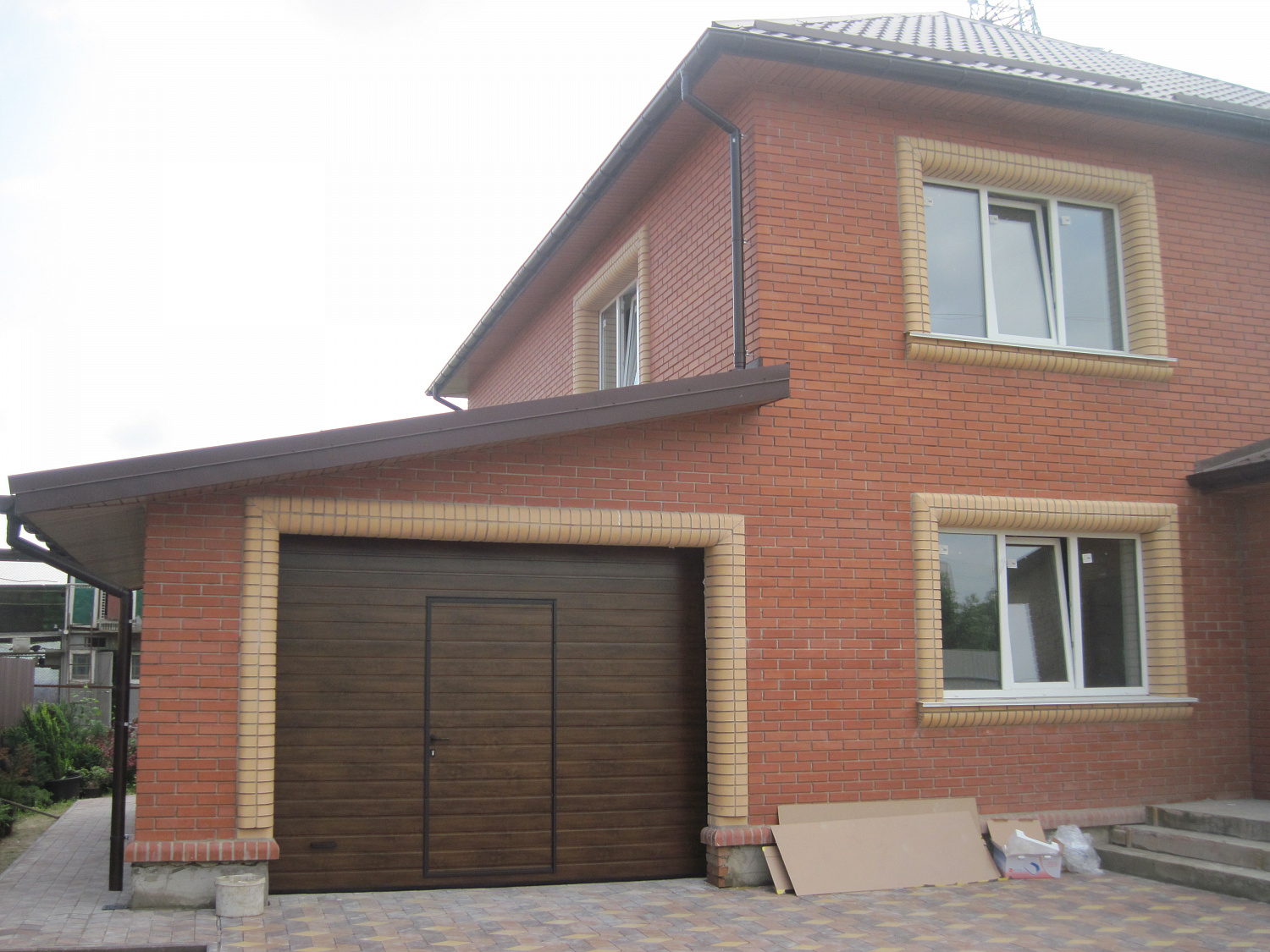 Ворота автоматические гаражные Алютех с калиткой.