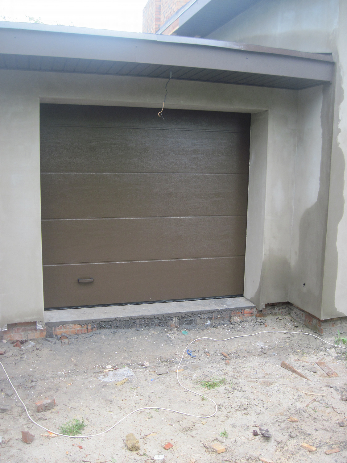 Секционные ворота с автоматическим приводом.