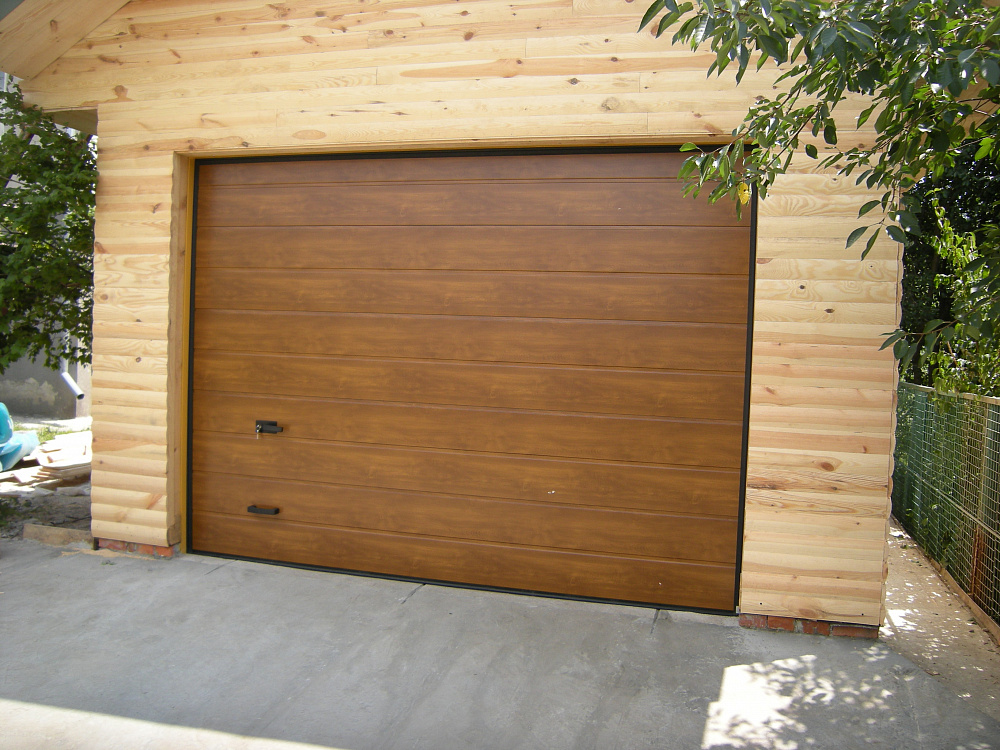 Ворота секционные м-гофр золотой дуб.