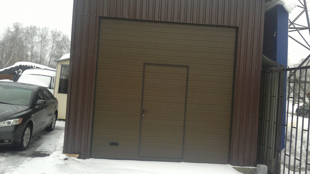 Секционные промышленные ворота с калиткой.