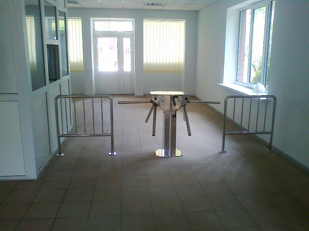 Установка турнікетів з системою контролю доступу і знімне огорожу в державному закладі на вулиці Россошанской.