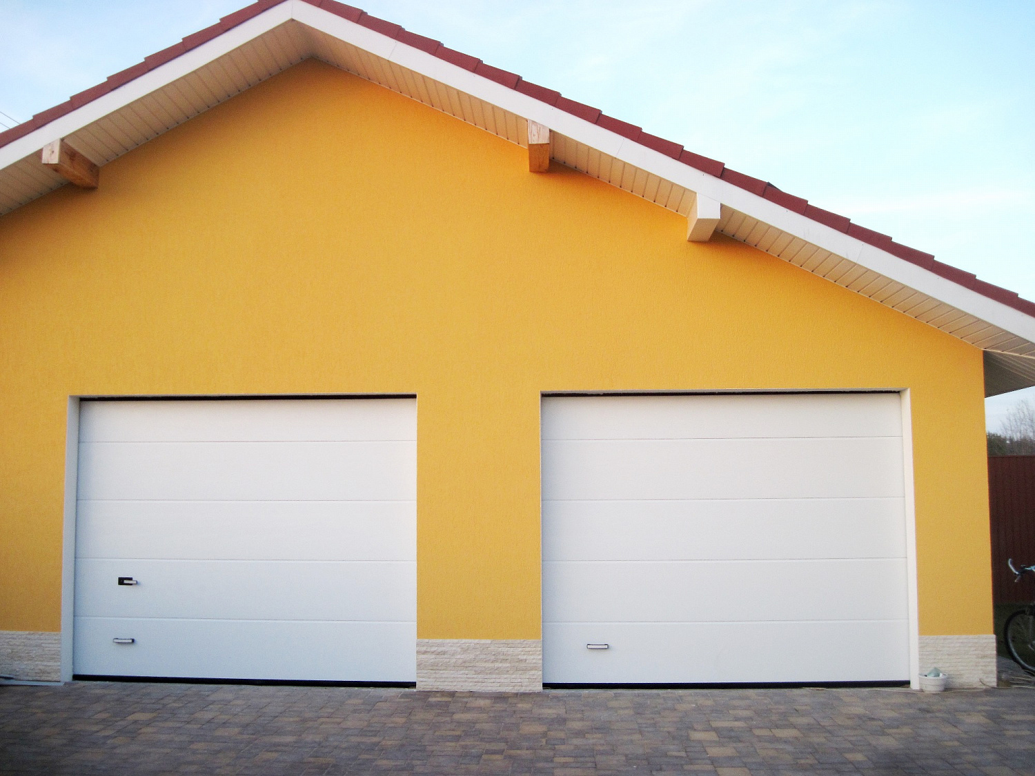 Гаражные автоматические ворота, полотно L-гофр, цвет белый.