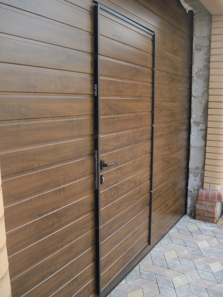 Ворота автоматические гаражные Алютех с калиткой.