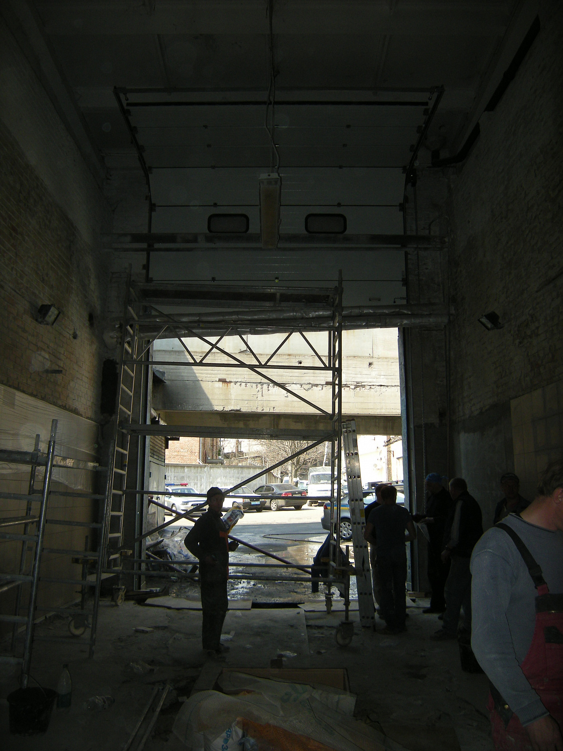 Промышленные ворота Алютех с антикороззийным покрытием. Высокий монтажом с верхним расположением вала, панель микроволна, цвет коричневый RAL 8014.