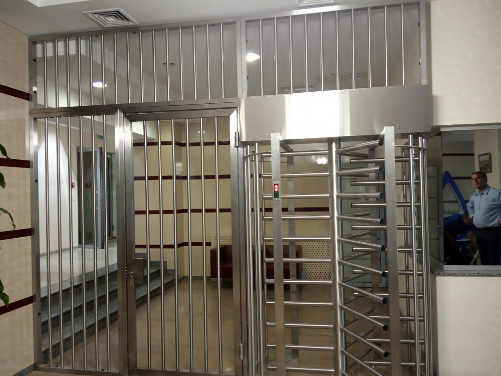 Турникет полноростовой Sesam c ограждением и аварийной калиткой.