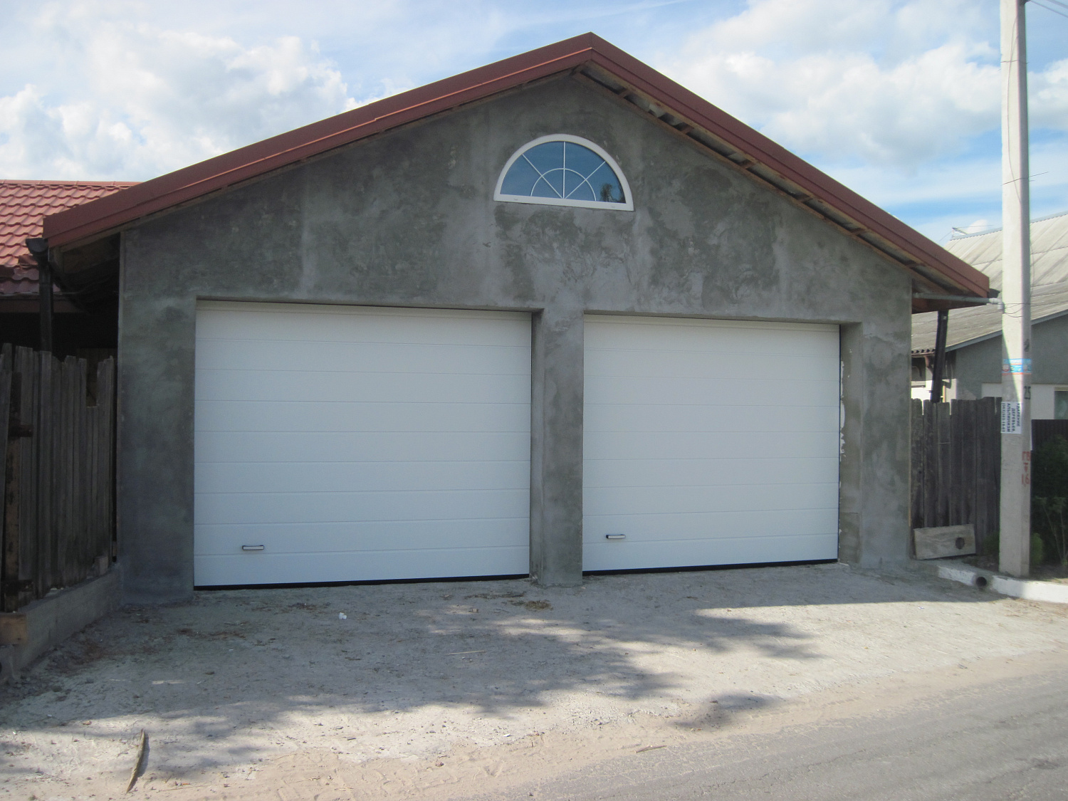 Ворота гаражні Алютех. Панель М-гофр, колір білий, торсіонні пружини.