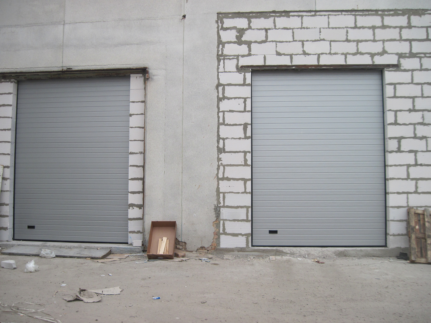 Промышленные ворота с цепным редуктором. Панель S-гофр, цвет серебристый металлик.