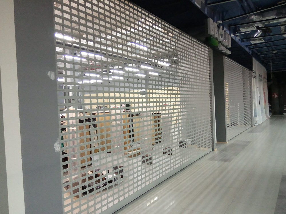 Ролетні решітки автоматичні в торговому центрі Oasis магазин BB Club