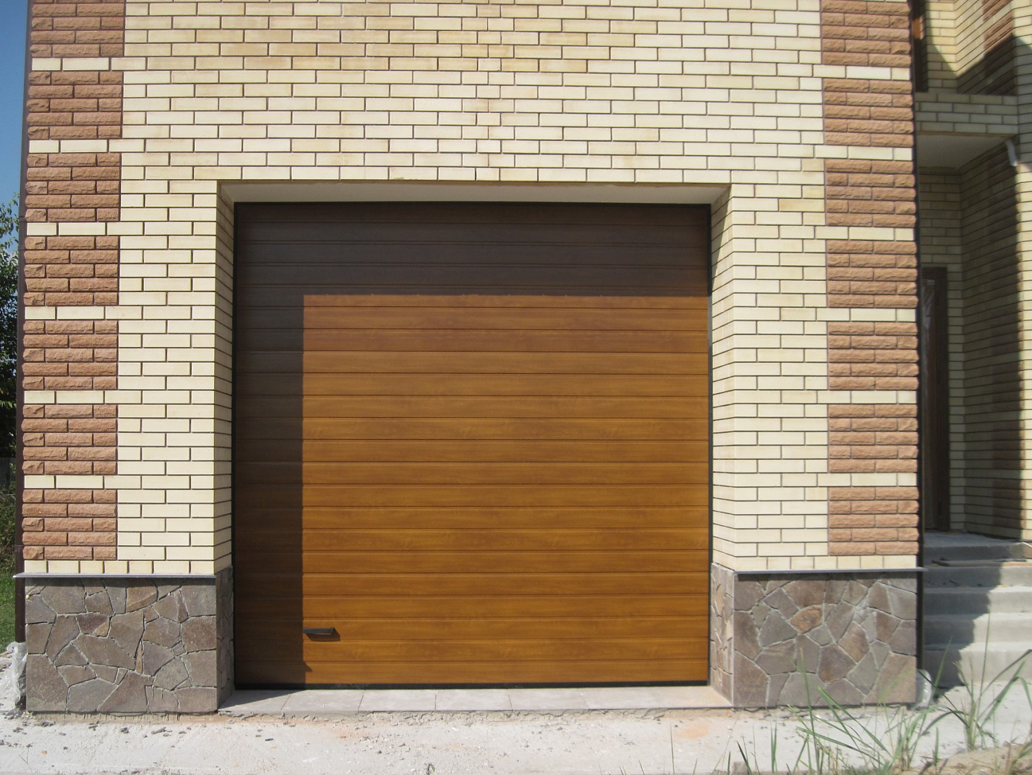 Ворота гаражные секционные, панель s-гофр золотой дуб.