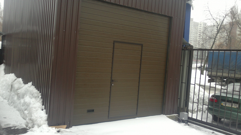 Секционные промышленные ворота с калиткой.