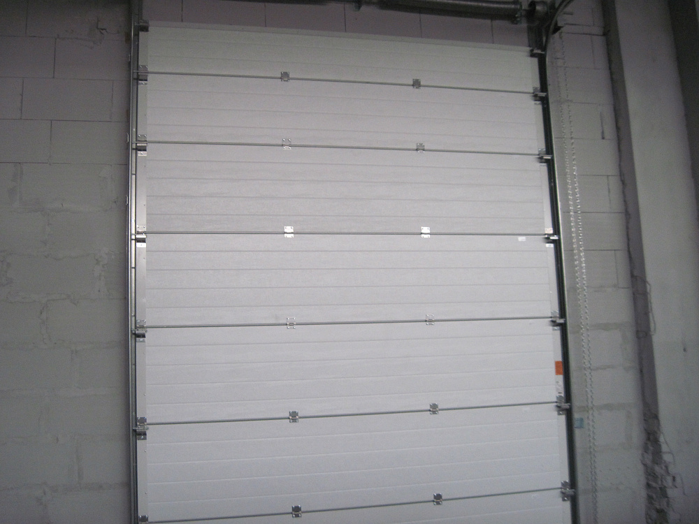 Промышленные ворота с цепным редуктором. Панель S-гофр, цвет серебристый металлик.