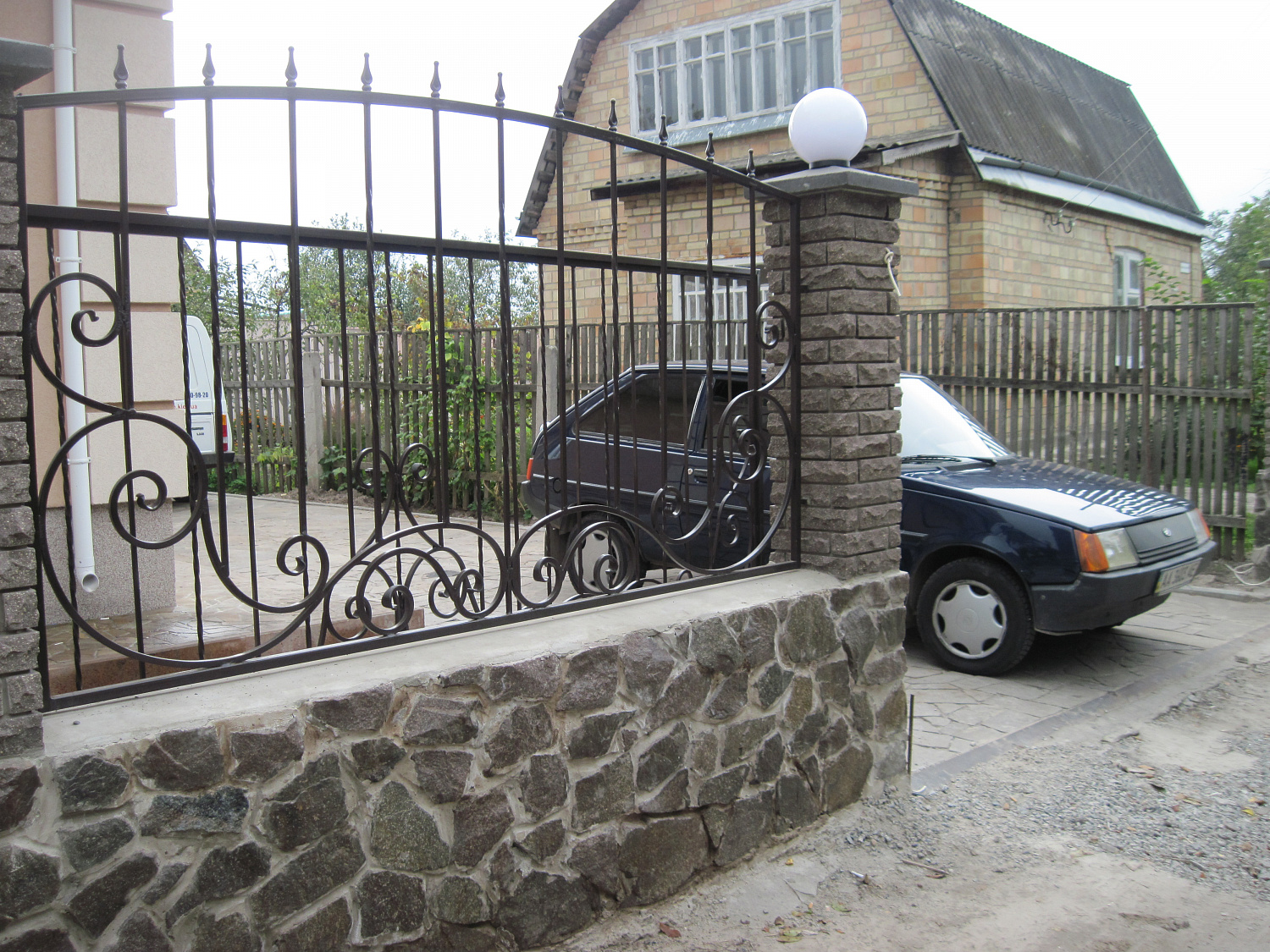 Ворота відкатні та хвіртка з елементами ковки.