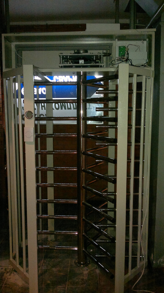 Турникет полноростовой однопроходной электромеханический с аварийной калиткой.Модель SESAME корпус стальной окрашенный, ротор н/ж полированный.