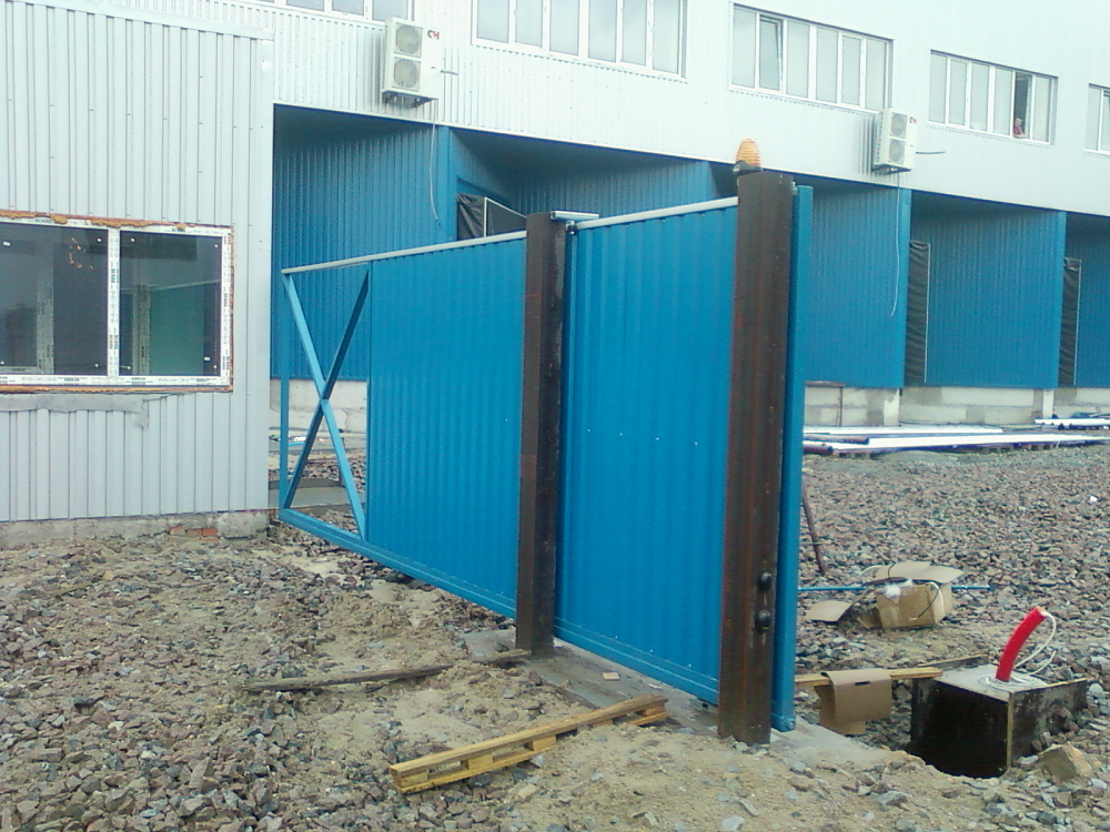 Ворота откатные из двух створок, открываются автоматически синхронно.