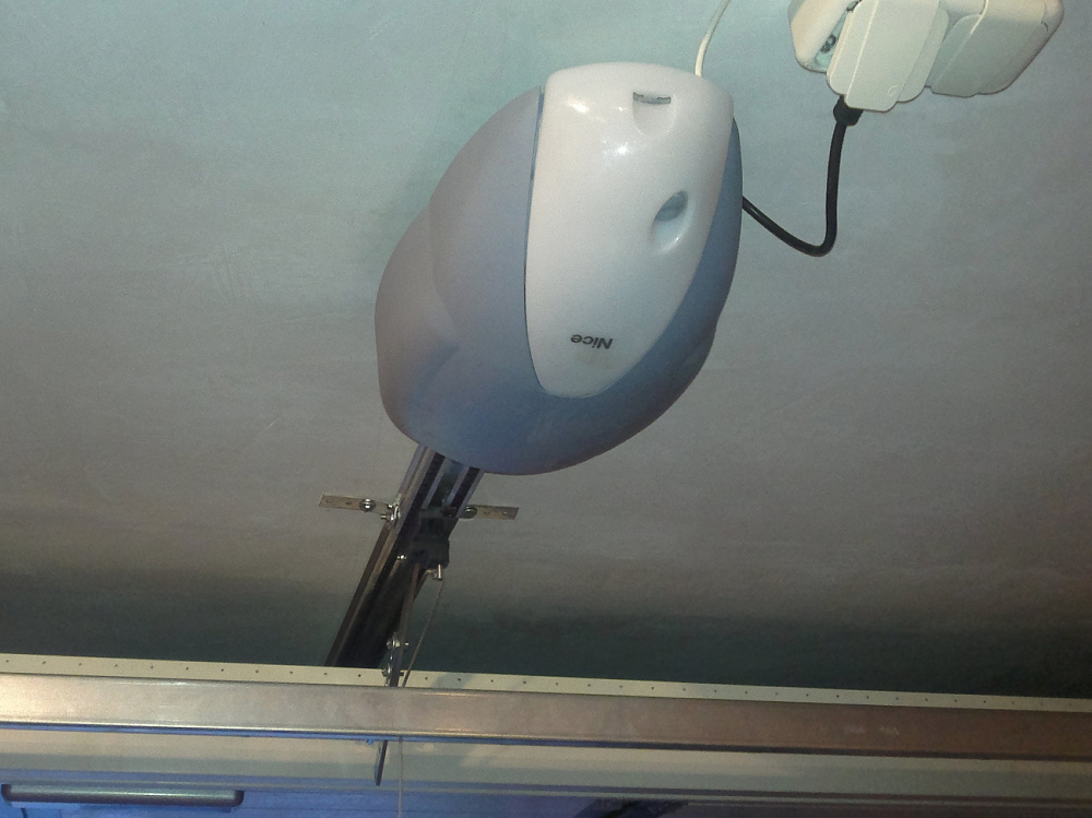 Гаражные автоматические ворота со встроенной калиткой серии Classic.