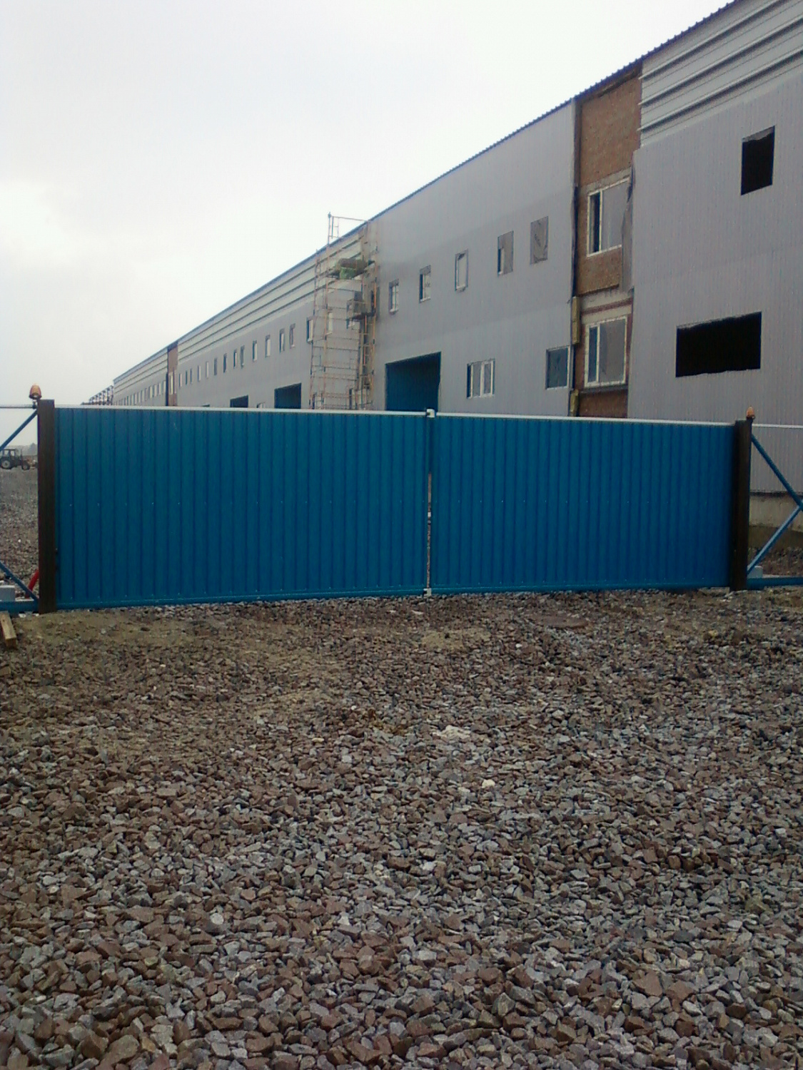 Ворота откатные из двух створок, открываются автоматически синхронно.