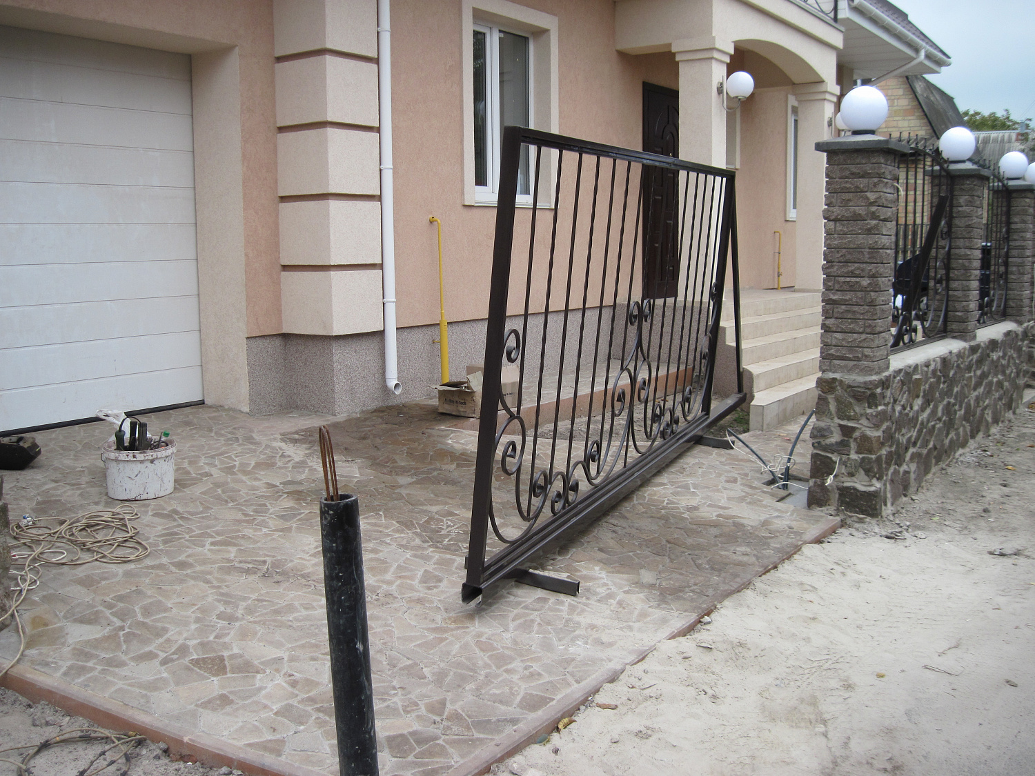 Ворота відкатні та хвіртка з елементами ковки.