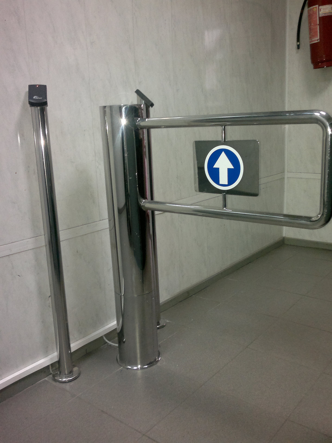 Турникет-калитка Gate -T и стойки под считыватель из полированной нержавеющей стали.