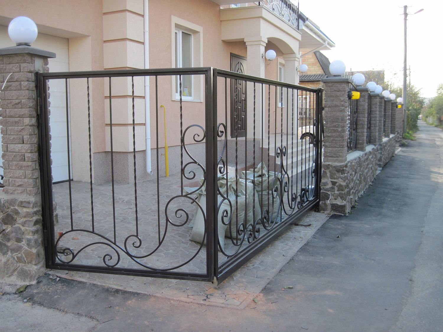 Ворота откатные автоматические и калитка с элементами ковки.