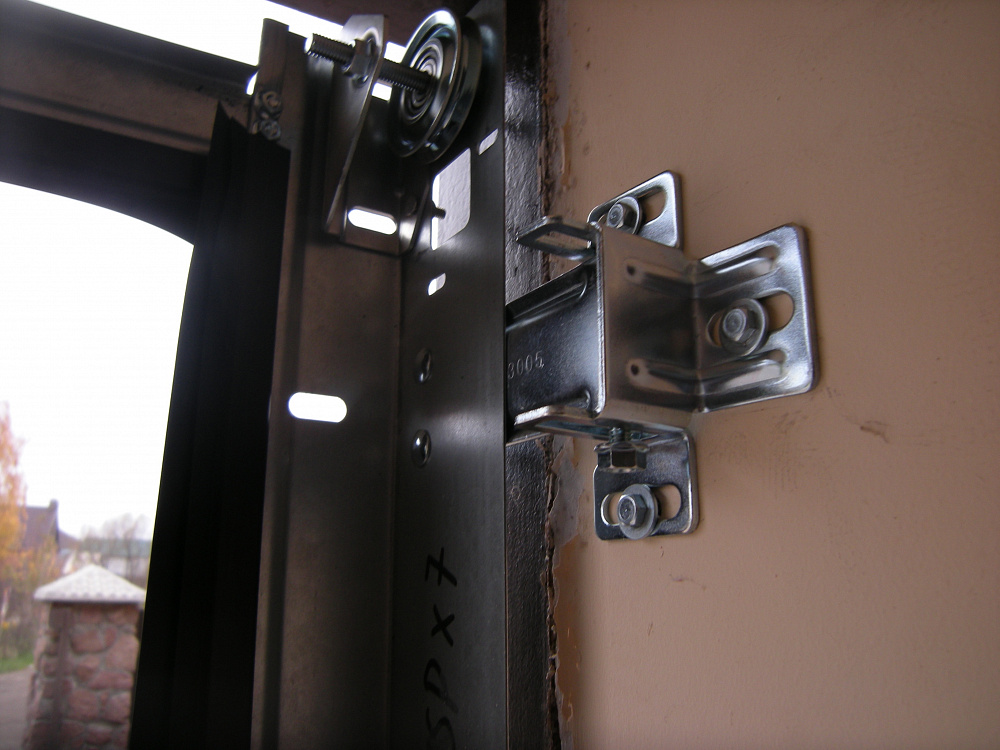 Ворота секционные Алютех со встроенным монтажом и задним расположением вала