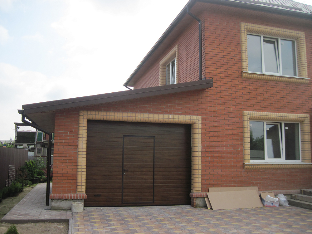 Ворота автоматические гаражные Алютех с калиткой.