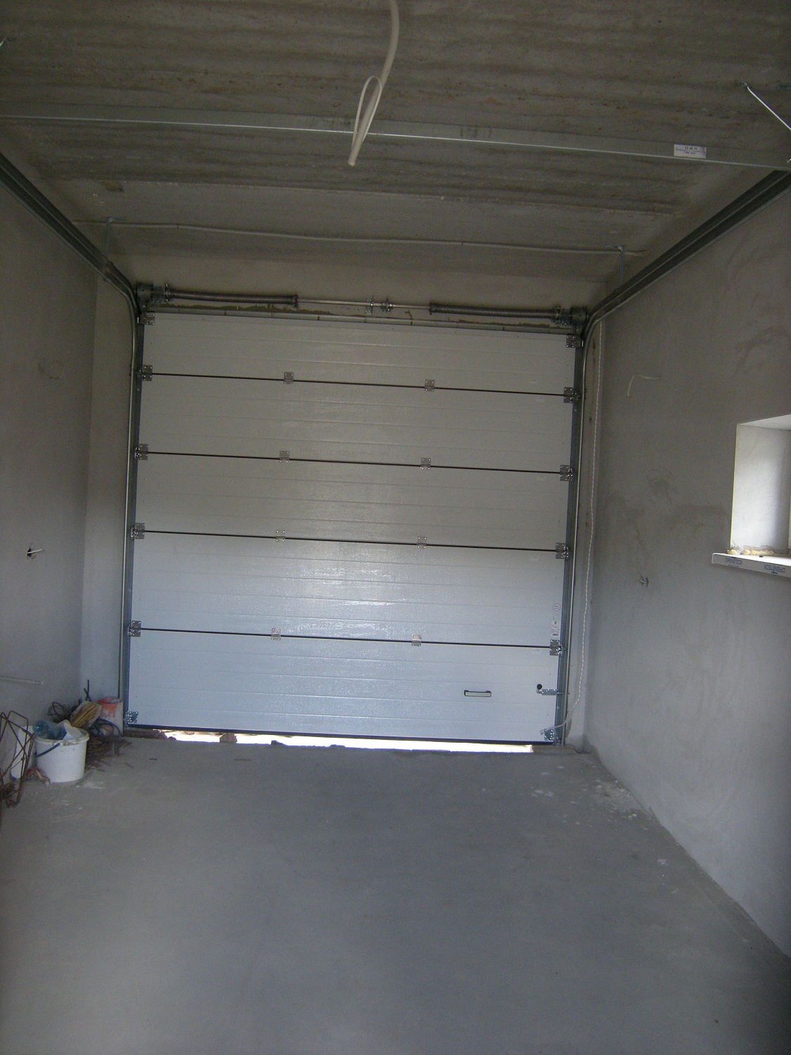 Гаражные секционные ворота s-гофр тёмный дуб.